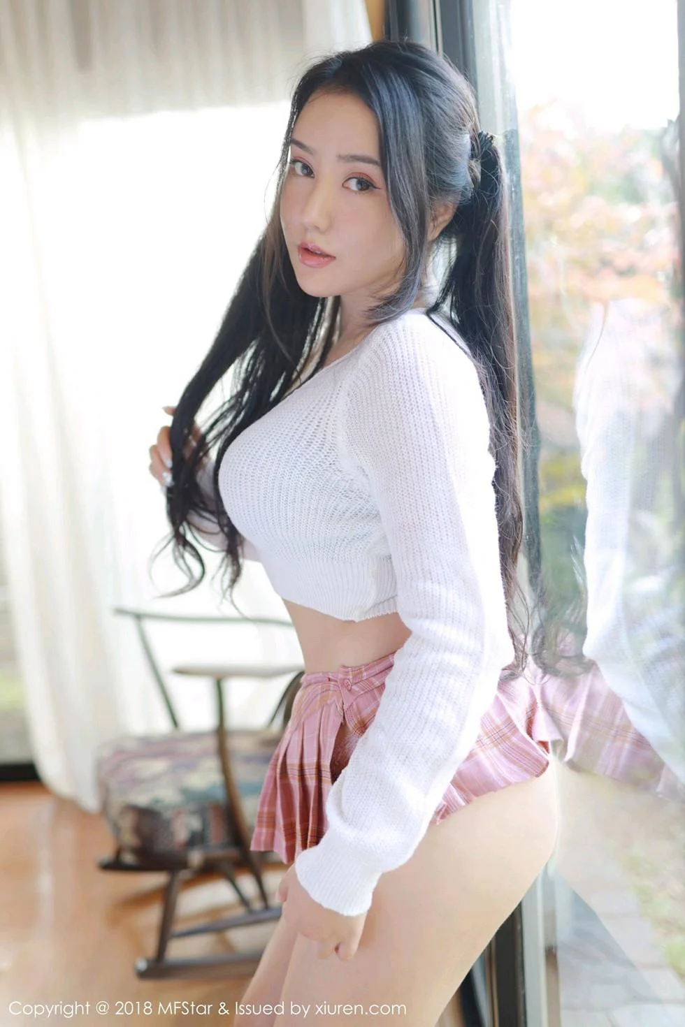 Manuela玛鲁娜日本旅拍私房粉色短裙秀翘臀极致绝美写真 第 98 张