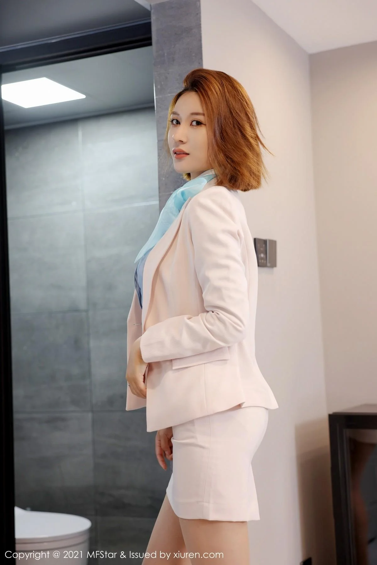 王蜜职场OL制服主题私房浴室半脱秀翘臀美腿绝美写真 第 11 张