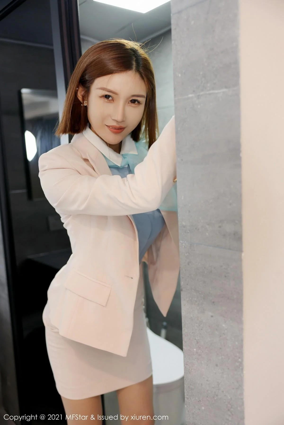 王蜜职场OL制服主题私房浴室半脱秀翘臀美腿绝美写真 第 17 张