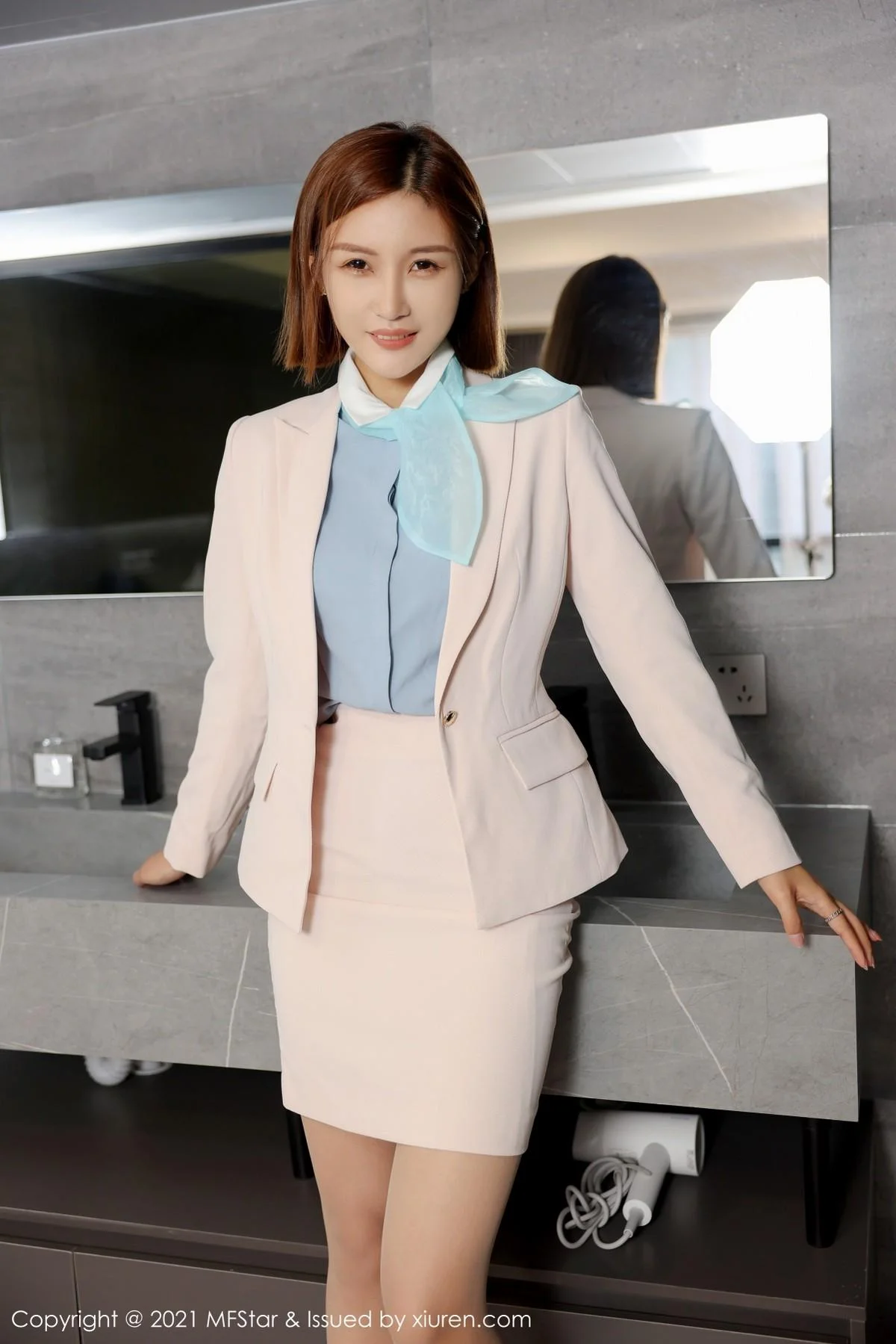 王蜜职场OL制服主题私房浴室半脱秀翘臀美腿绝美写真 第 19 张