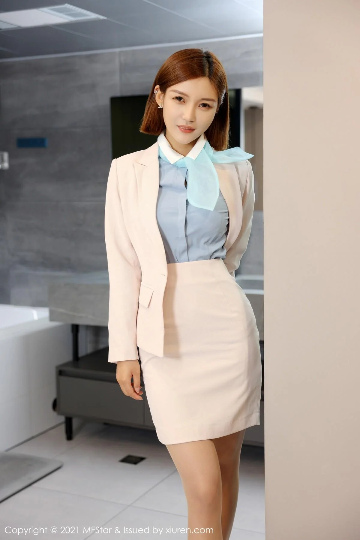王蜜职场OL制服主题私房浴室半脱秀翘臀美腿绝美写真 第 2 张