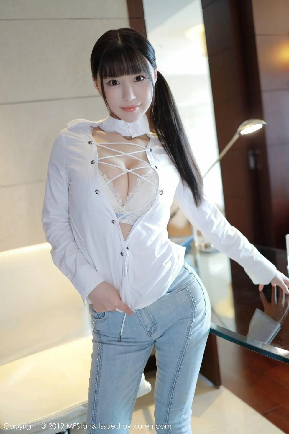 Flower朱可儿白衬衣配牛仔裤半脱露豪乳极致绝美写真 第 14 张