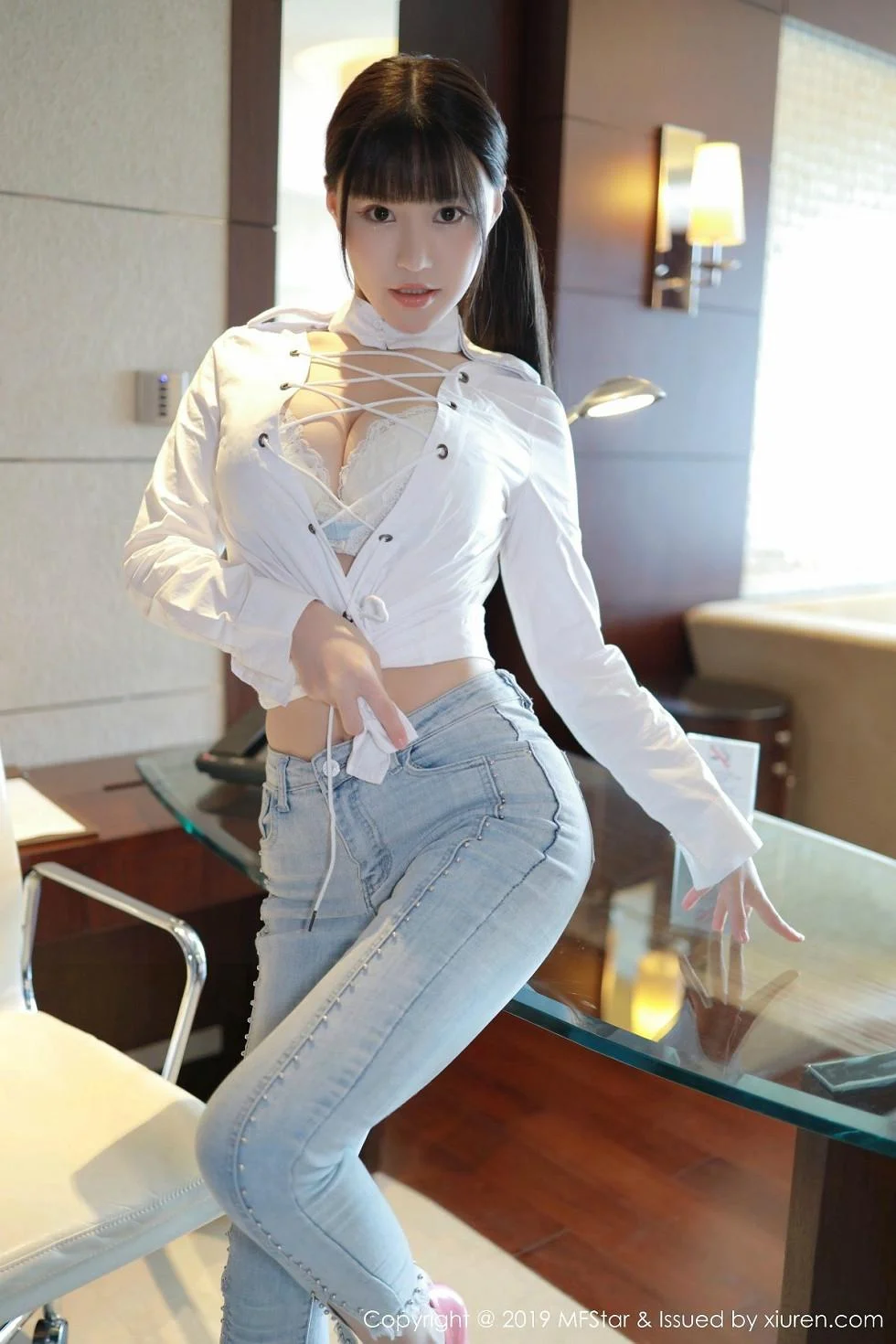 Flower朱可儿白衬衣配牛仔裤半脱露豪乳极致绝美写真 第 20 张