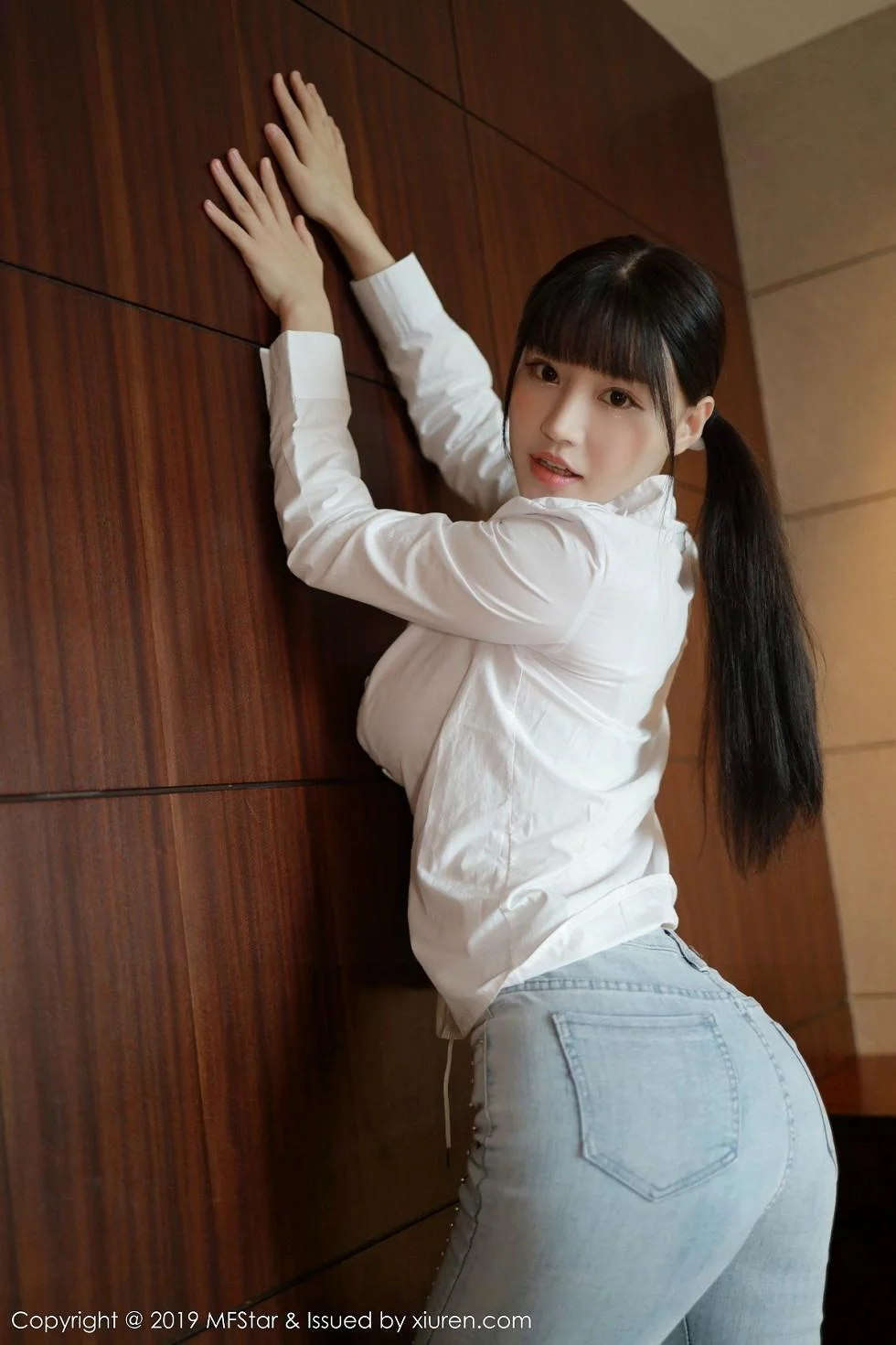 Flower朱可儿白衬衣配牛仔裤半脱露豪乳极致绝美写真 第 23 张