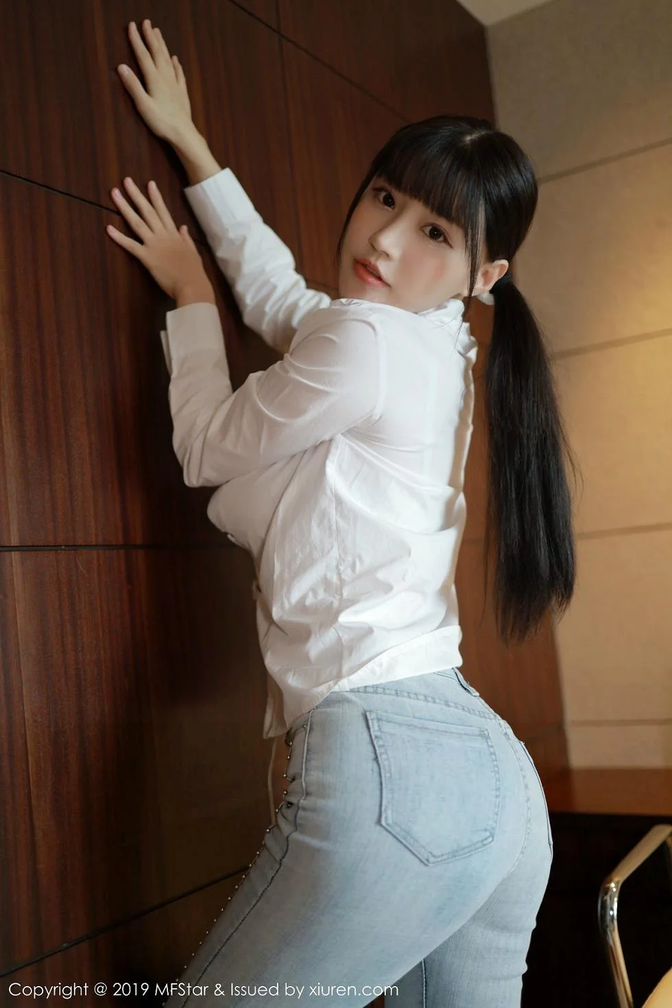 Flower朱可儿白衬衣配牛仔裤半脱露豪乳极致绝美写真 第 26 张