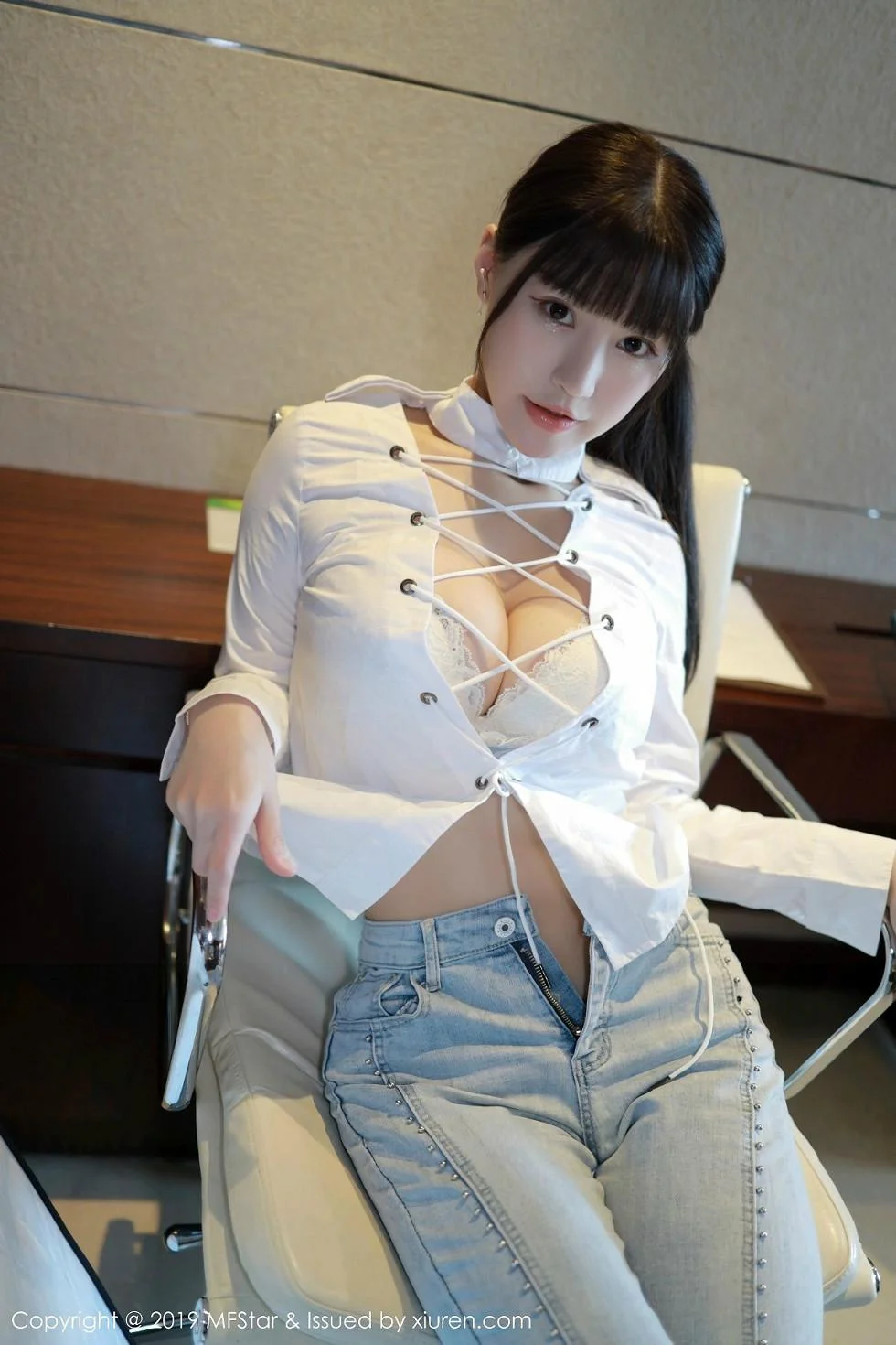 Flower朱可儿白衬衣配牛仔裤半脱露豪乳极致绝美写真 第 34 张