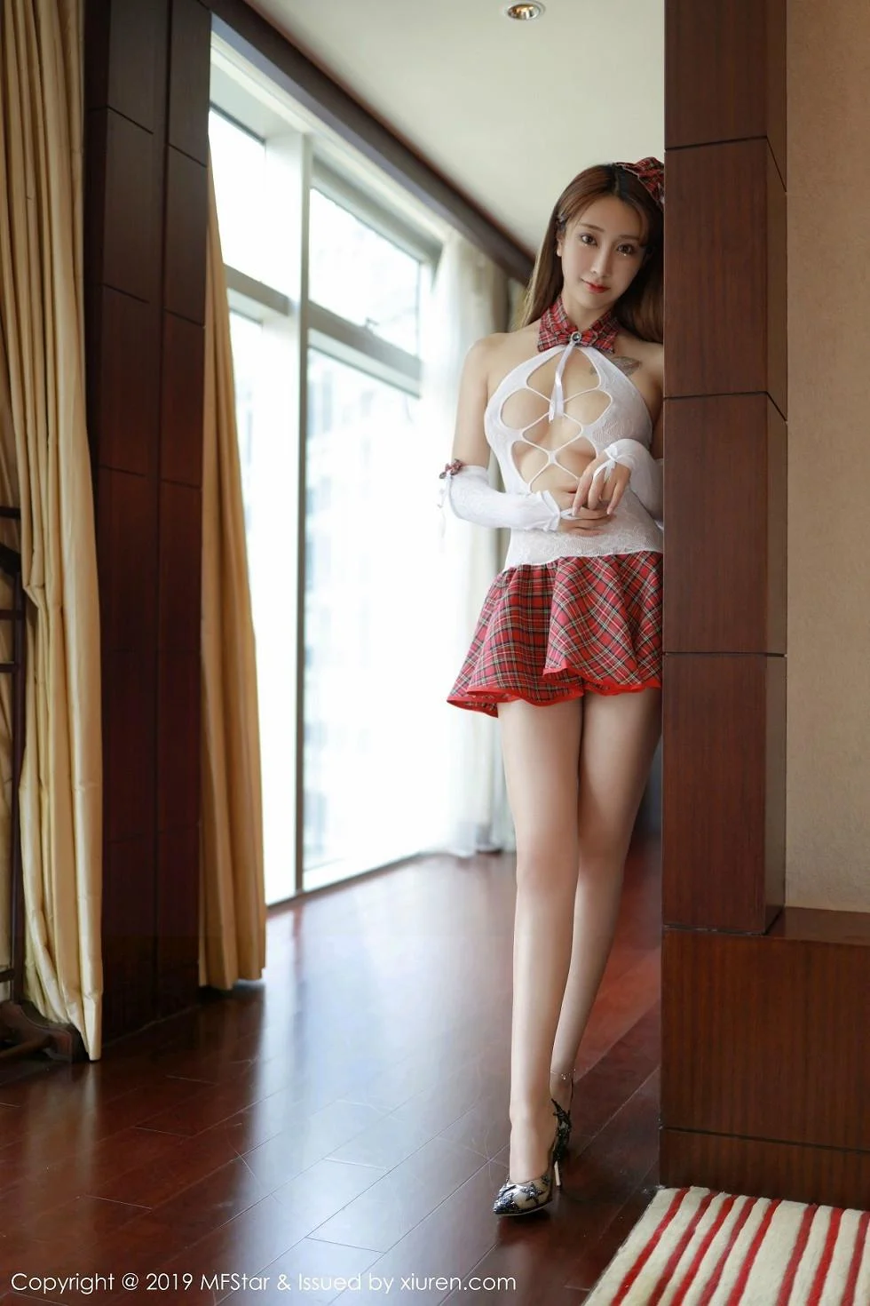 Betty林子欣性感学生制服缕空内衣秀火辣身材绝美写真 第 1 张