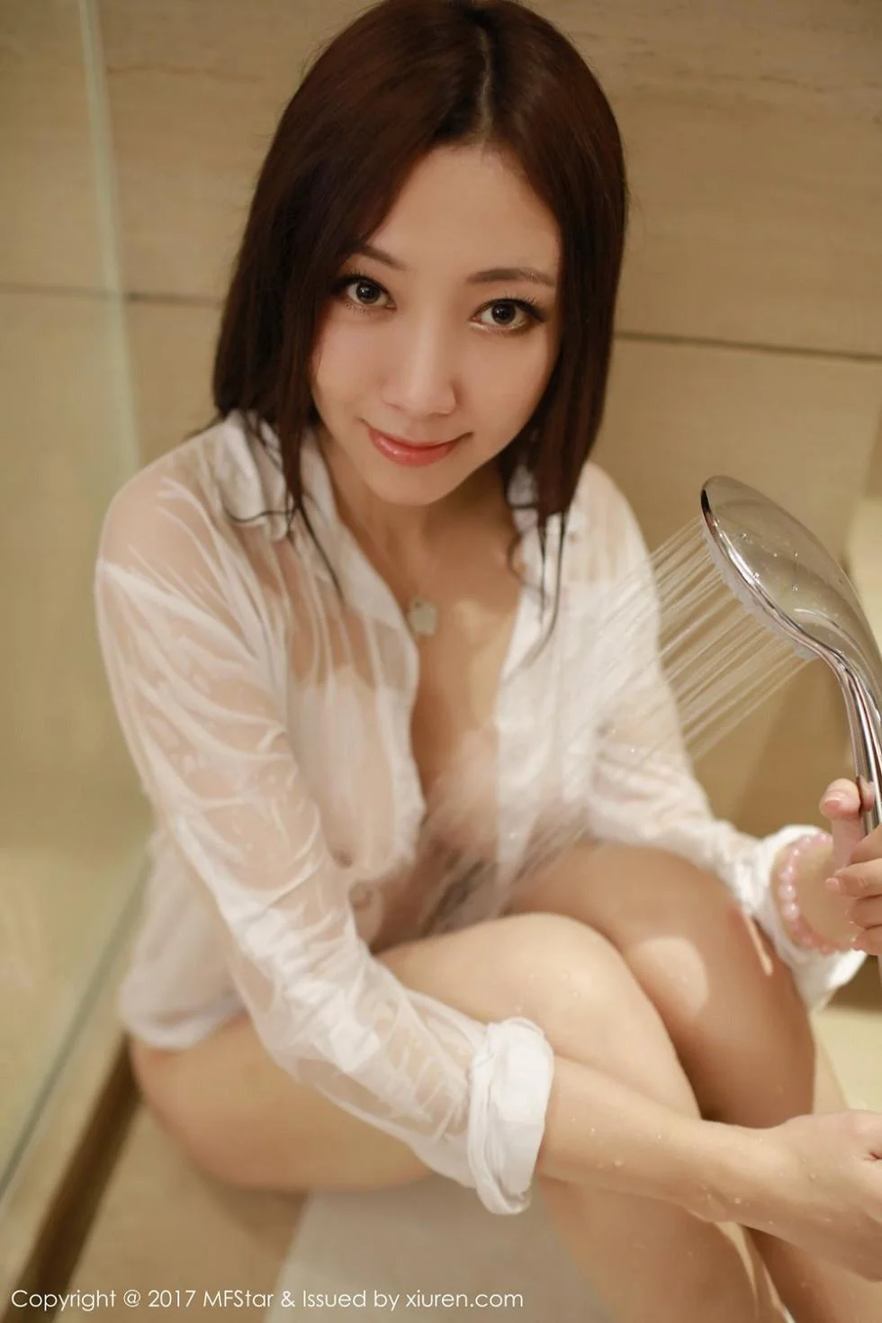 惹火尤物松果儿Victoria浴室里真空湿身秀豪乳绝美写真 第 4 张