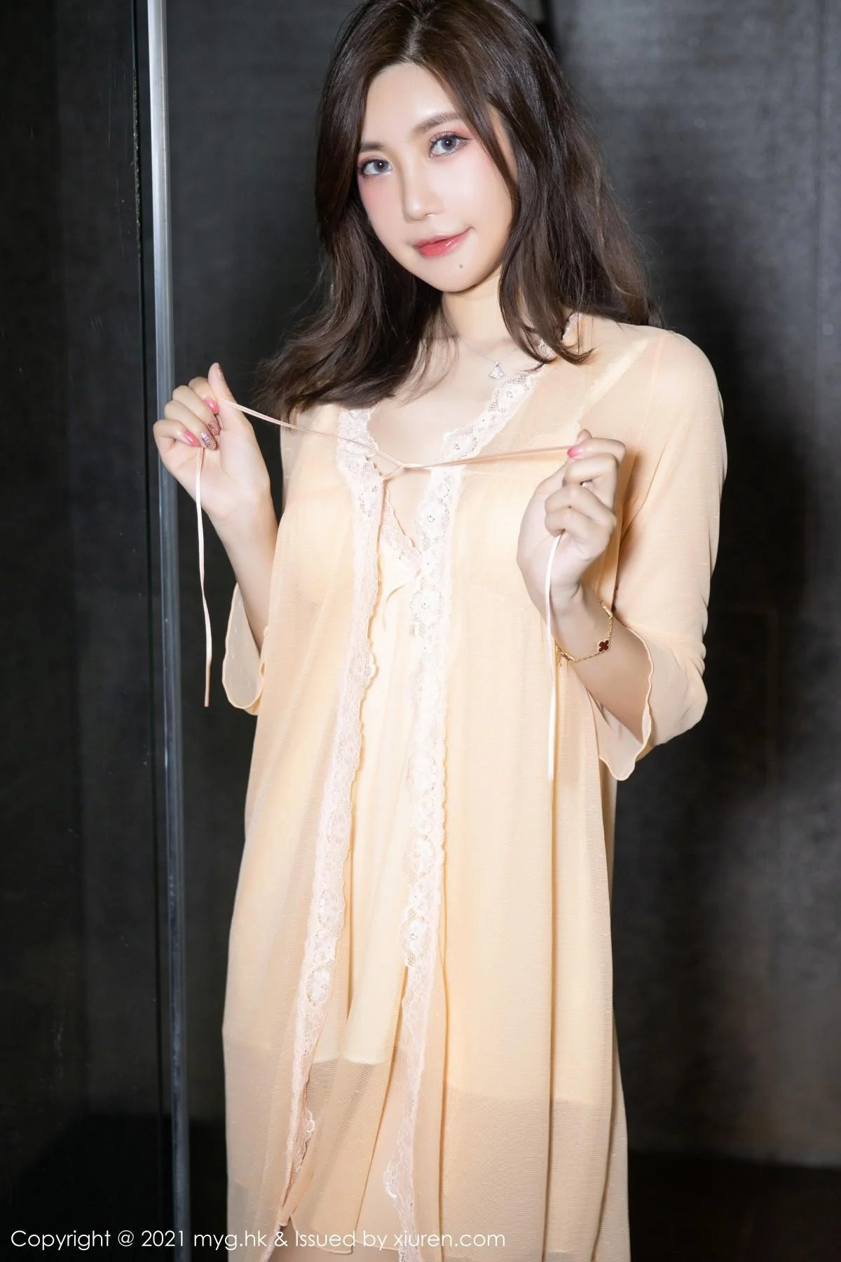 绮里嘉Carina浴室薄纱睡衣半脱秀惹火身材湿身绝美写真 第 17 张