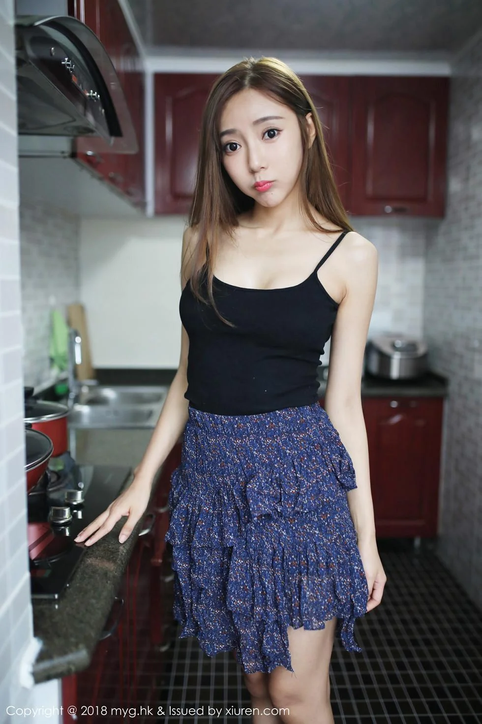 王馨瑶yanni居家黑色吊带衣半露豪乳性感迷人写真 第 23 张