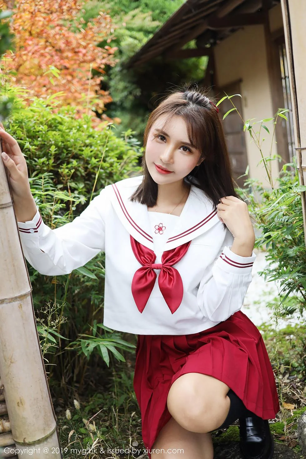 SOLO-尹菲日本旅拍户外红色学生制服清爽迷人写真 第 1 张