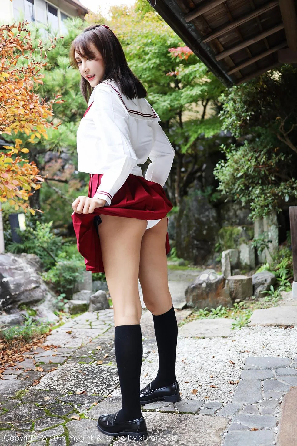 SOLO-尹菲日本旅拍户外红色学生制服清爽迷人写真 第 14 张