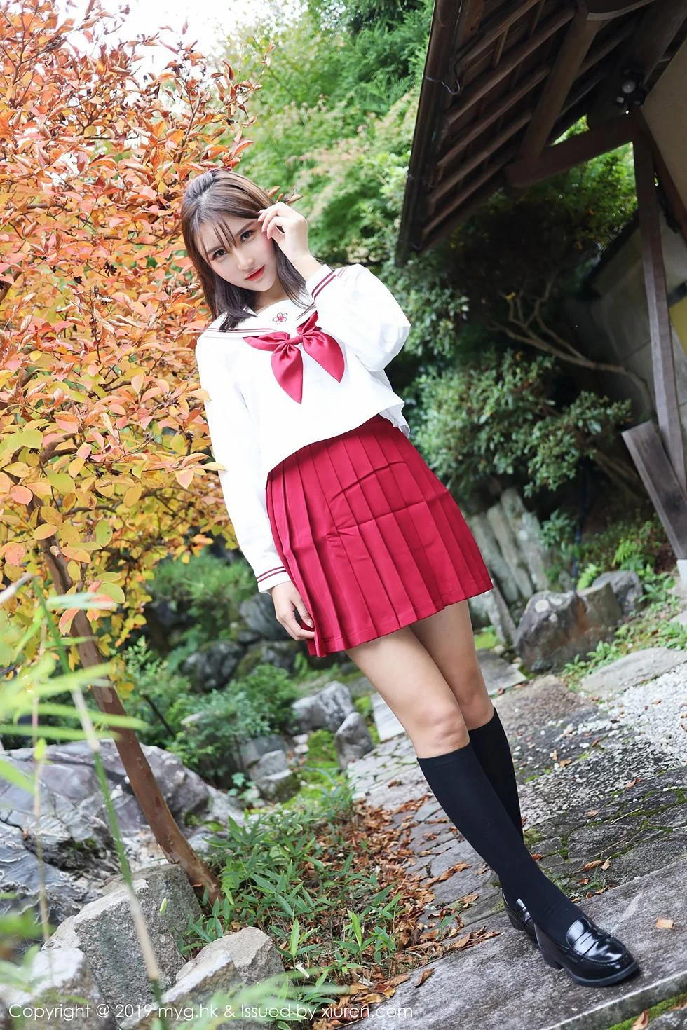 SOLO-尹菲日本旅拍户外红色学生制服清爽迷人写真 第 3 张