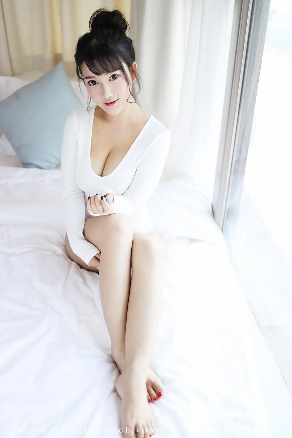 巨乳小尤奈私房低胸白色内衣+比基尼秀完美身材绝美写真 第 12 张