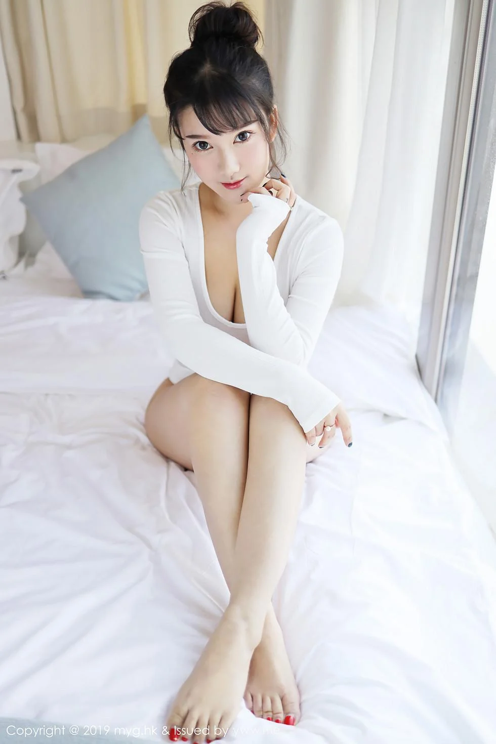 巨乳小尤奈私房低胸白色内衣+比基尼秀完美身材绝美写真 第 9 张