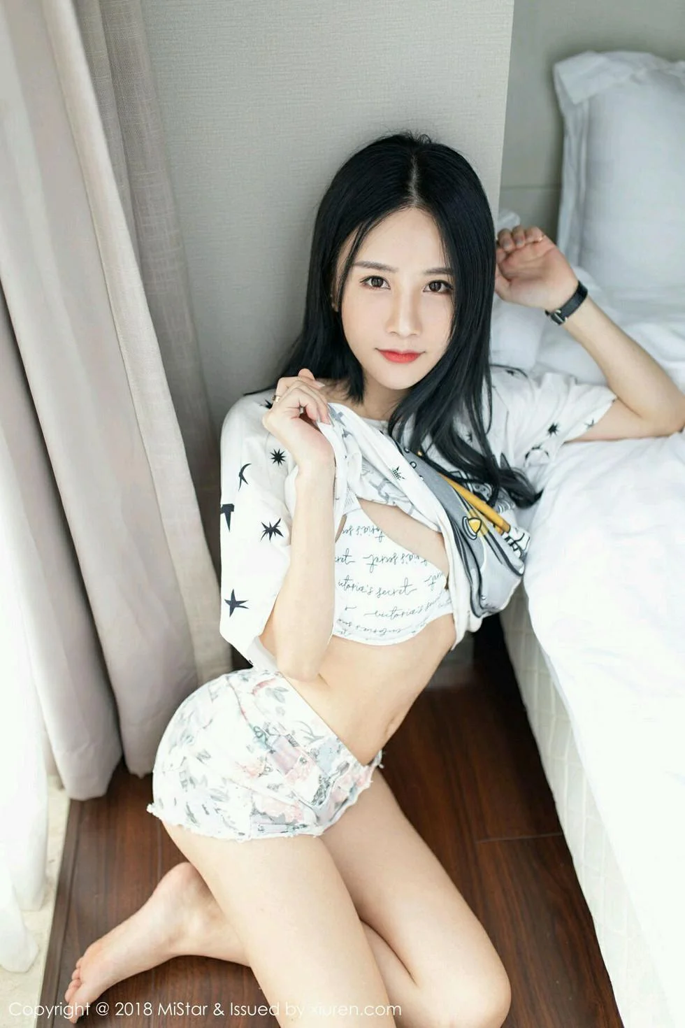 小沫琳吊带抹胸内衣配牛仔热裤秀完美身材豪乳绝美写真 第 5 张