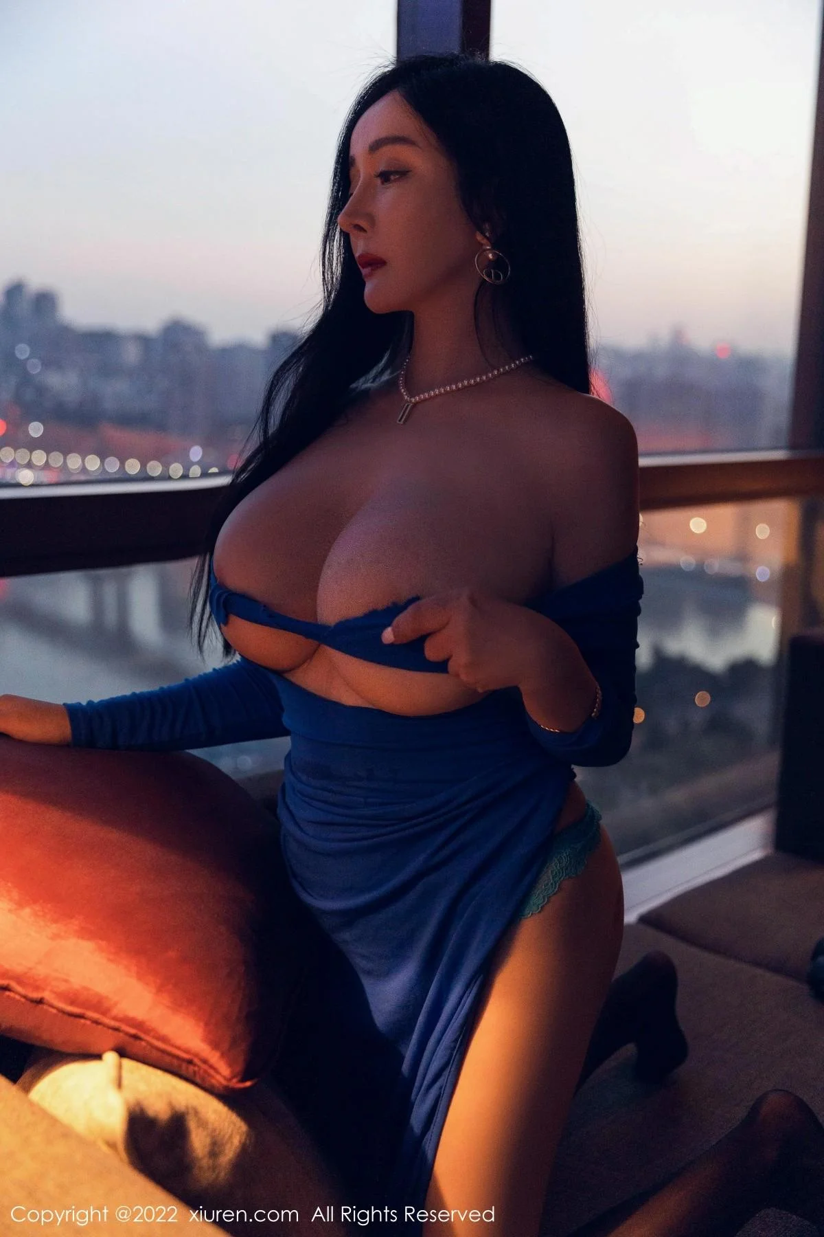 允爾私房蓝色收身上衣配超薄黑丝裤袜秀豪乳翘臀绝美写真 第 11 张