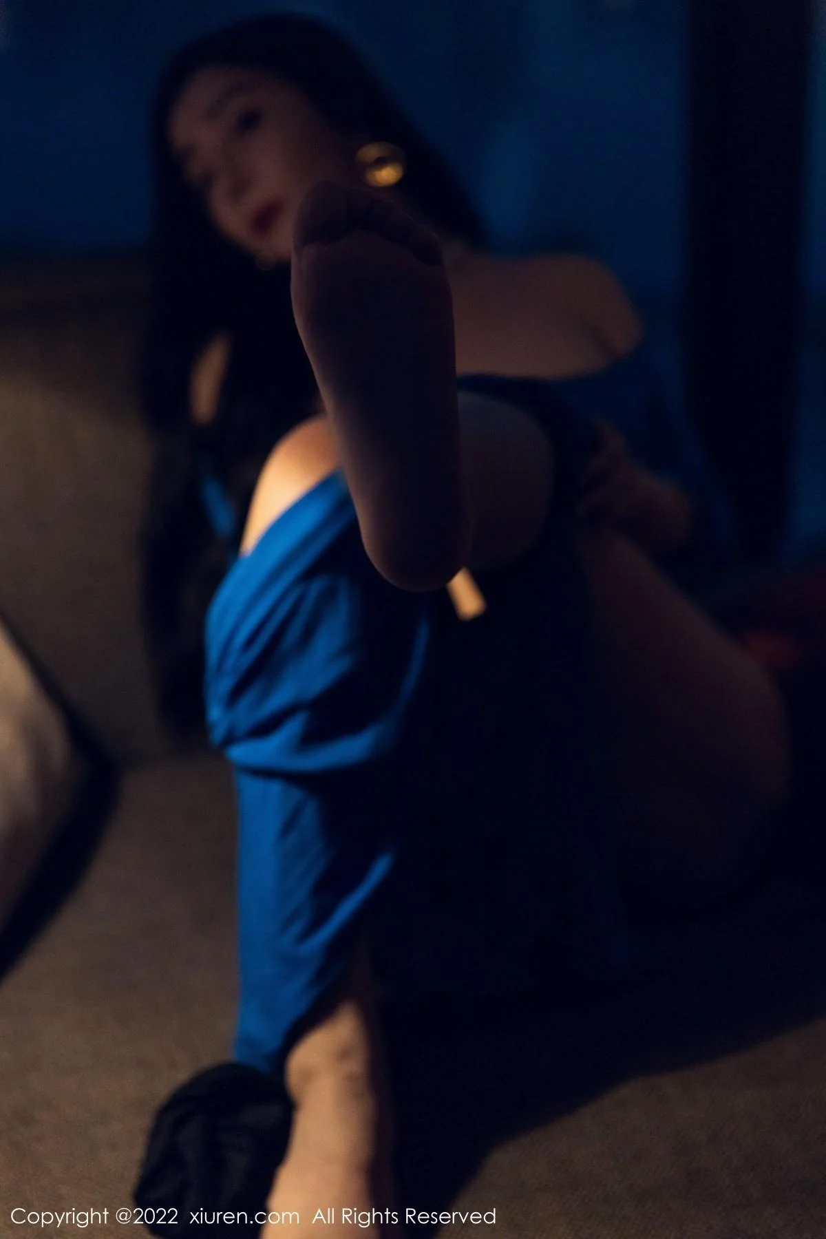 允爾私房蓝色收身上衣配超薄黑丝裤袜秀豪乳翘臀绝美写真 第 16 张