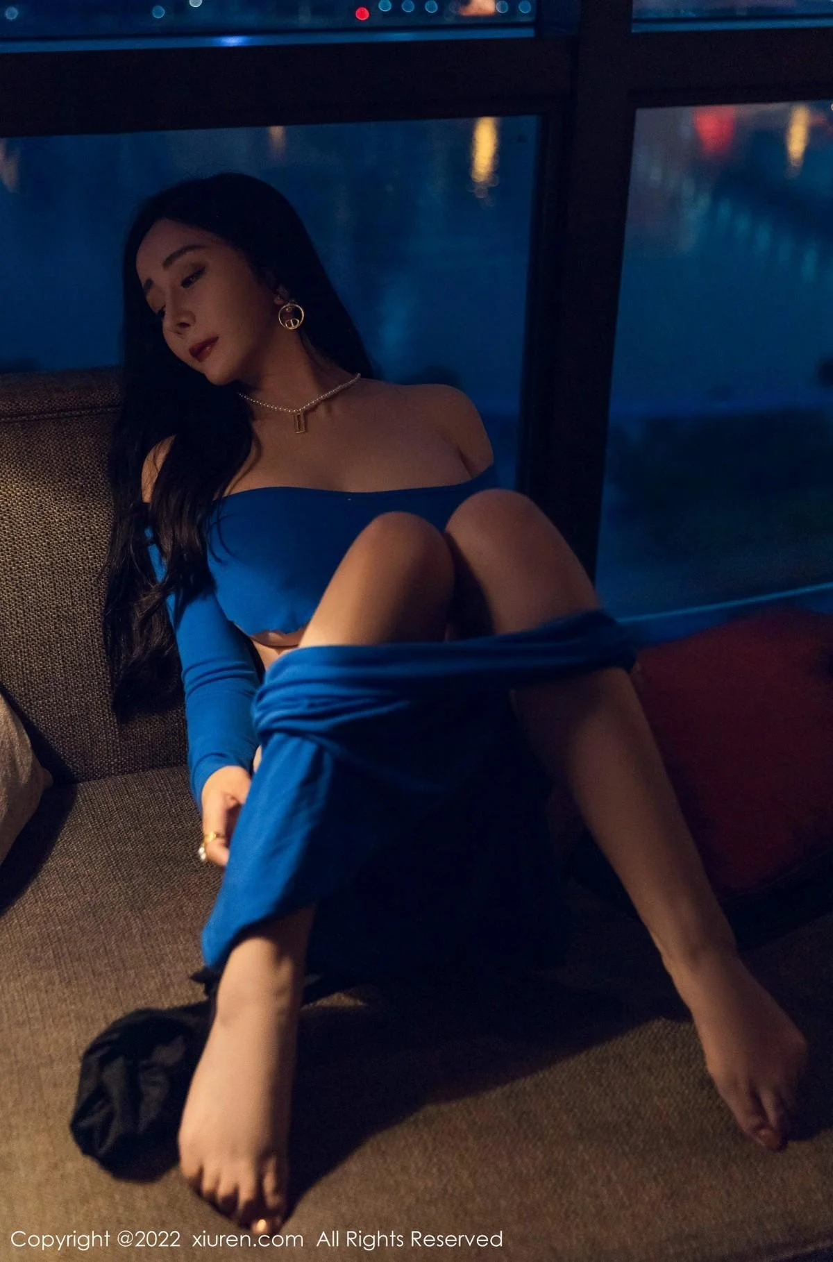 允爾私房蓝色收身上衣配超薄黑丝裤袜秀豪乳翘臀绝美写真 第 18 张