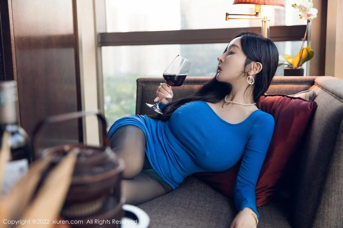 允爾私房蓝色收身上衣配超薄黑丝裤袜秀豪乳翘臀绝美写真 第 19 张