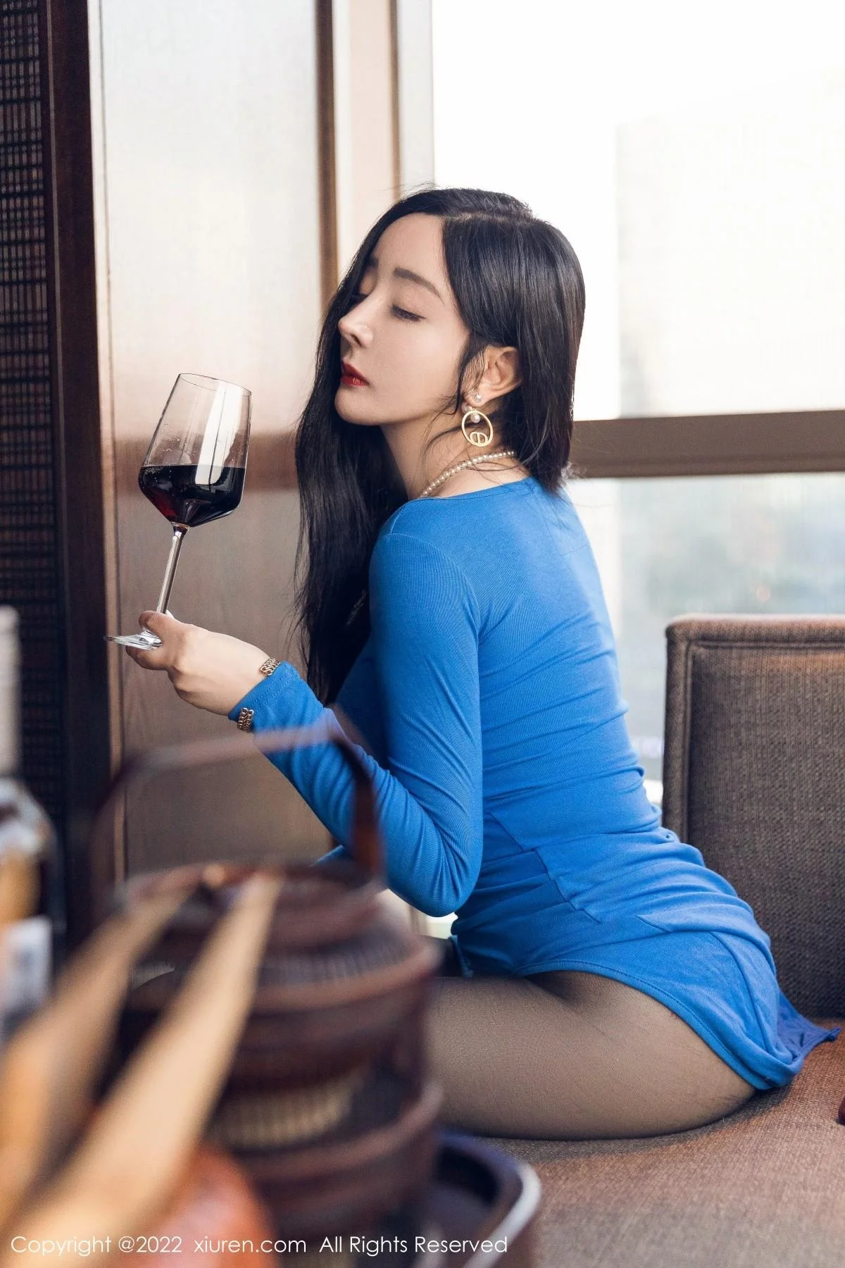 允爾私房蓝色收身上衣配超薄黑丝裤袜秀豪乳翘臀绝美写真 第 21 张