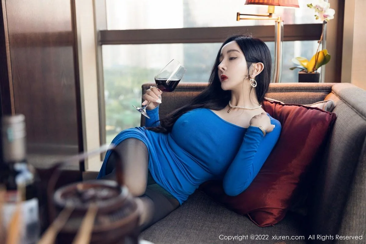 允爾私房蓝色收身上衣配超薄黑丝裤袜秀豪乳翘臀绝美写真 第 22 张