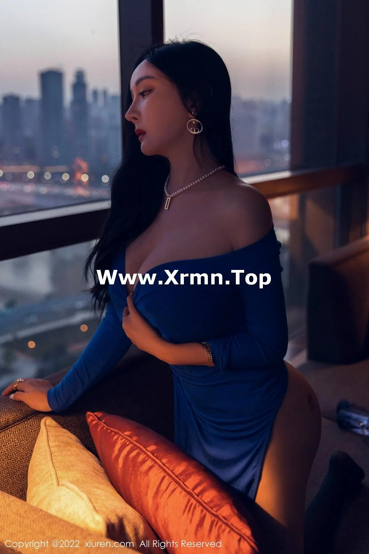 允爾私房蓝色收身上衣配超薄黑丝裤袜秀豪乳翘臀绝美写真 第 38 张