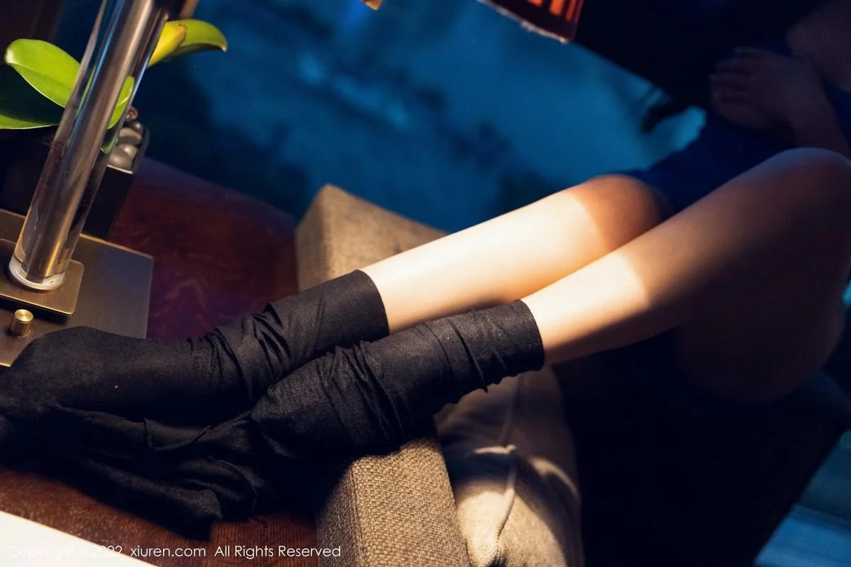 允爾私房蓝色收身上衣配超薄黑丝裤袜秀豪乳翘臀绝美写真 第 44 张
