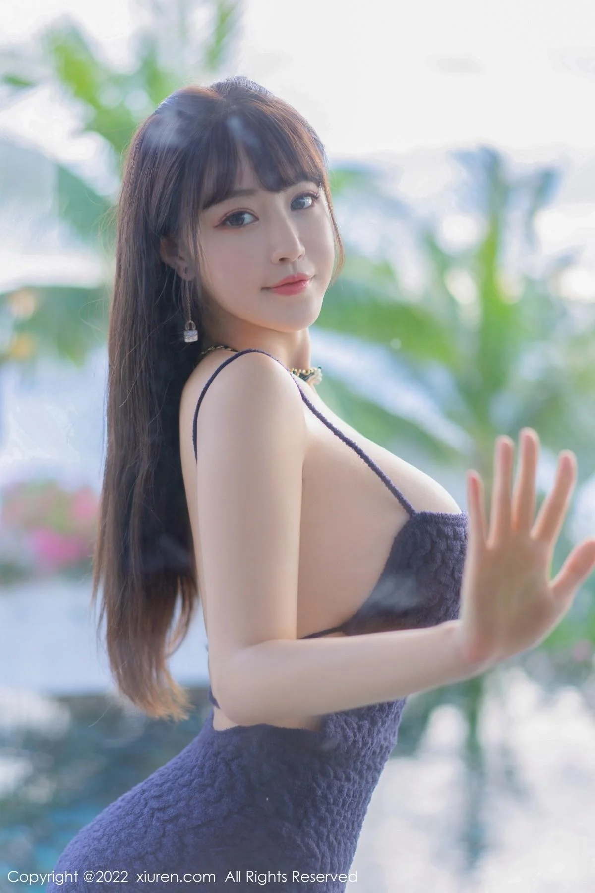 朱可儿Flora三亚旅拍深色低胸吊带长裙露丰满身材绝美写真 第 21 张