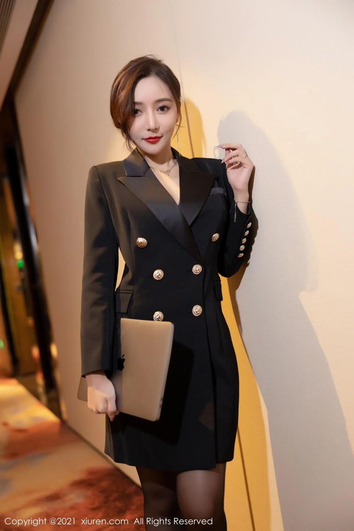 王馨瑶yanni半脱职业装露精致粉色内衣配开档黑丝绝美写真 第 1 张