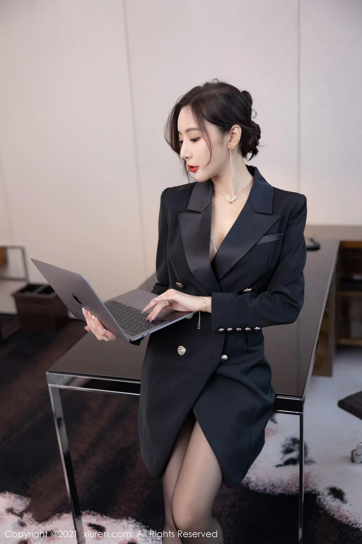 王馨瑶yanni半脱职业装露精致粉色内衣配开档黑丝绝美写真 第 16 张