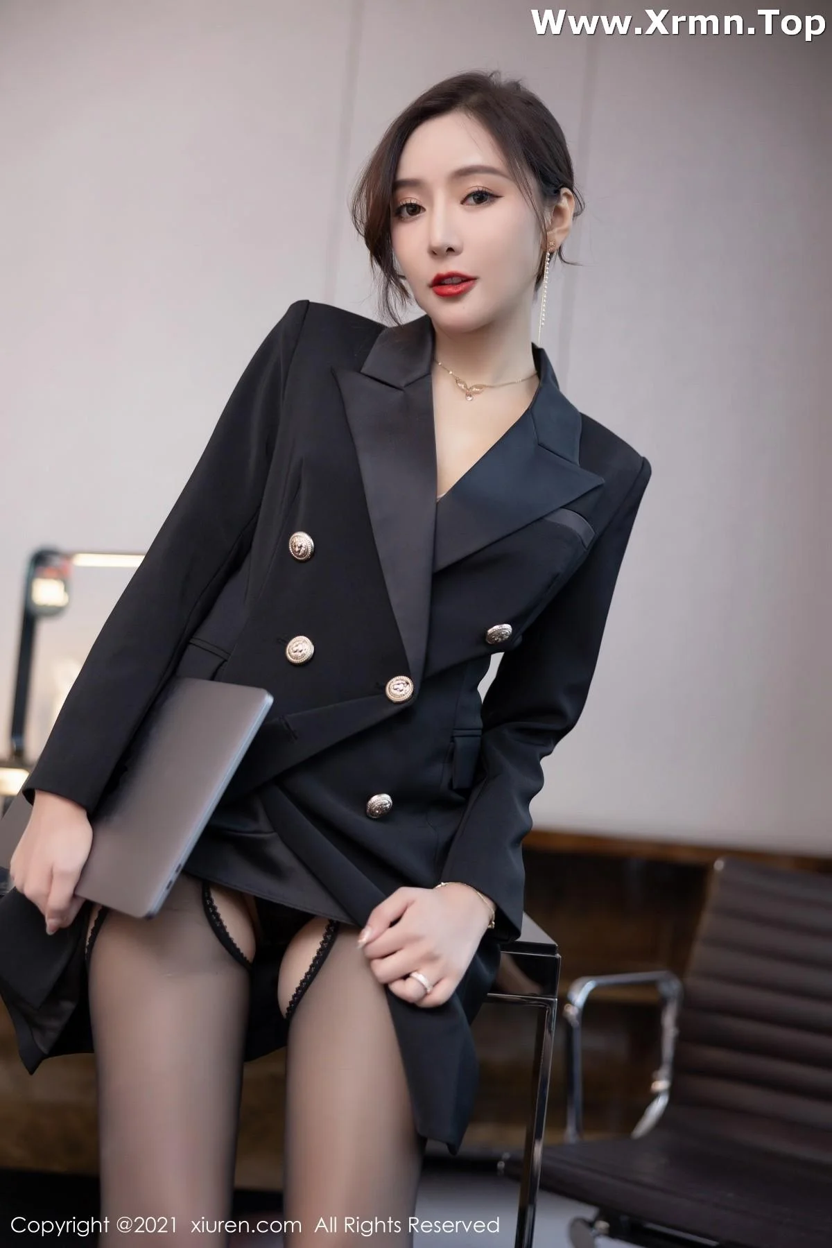 王馨瑶yanni半脱职业装露精致粉色内衣配开档黑丝绝美写真 第 19 张