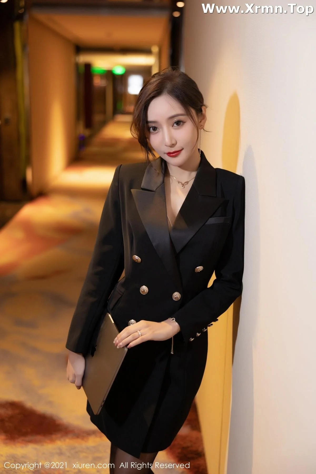 王馨瑶yanni半脱职业装露精致粉色内衣配开档黑丝绝美写真 第 2 张