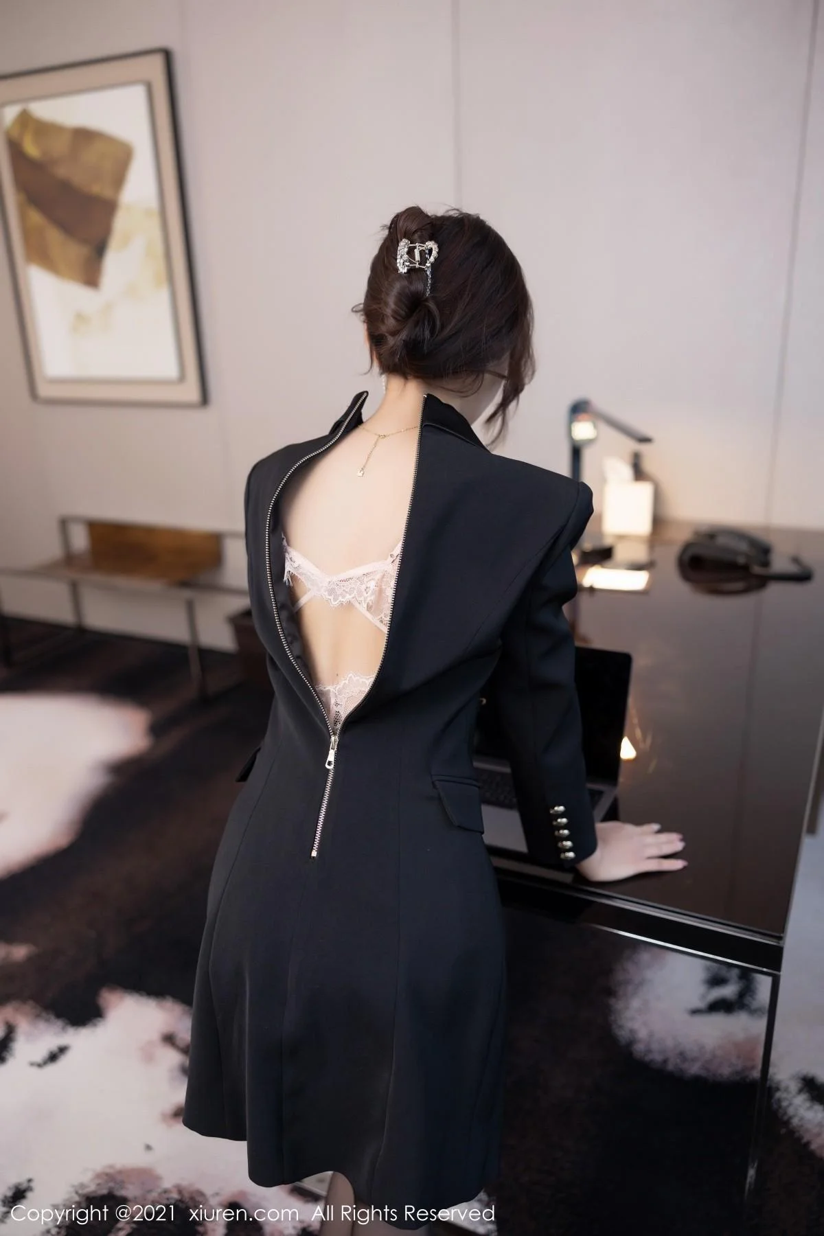 王馨瑶yanni半脱职业装露精致粉色内衣配开档黑丝绝美写真 第 21 张