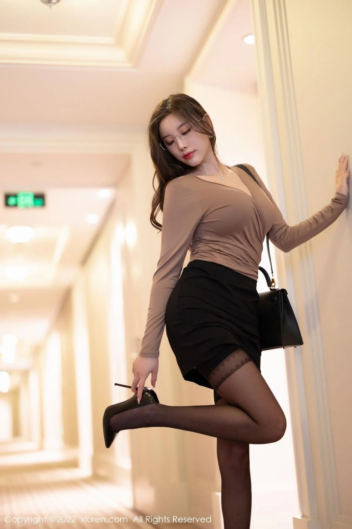 杨晨晨Yome私房黑短裙配黑色蕾丝吊袜秀完美身材绝美写真 第 5 张