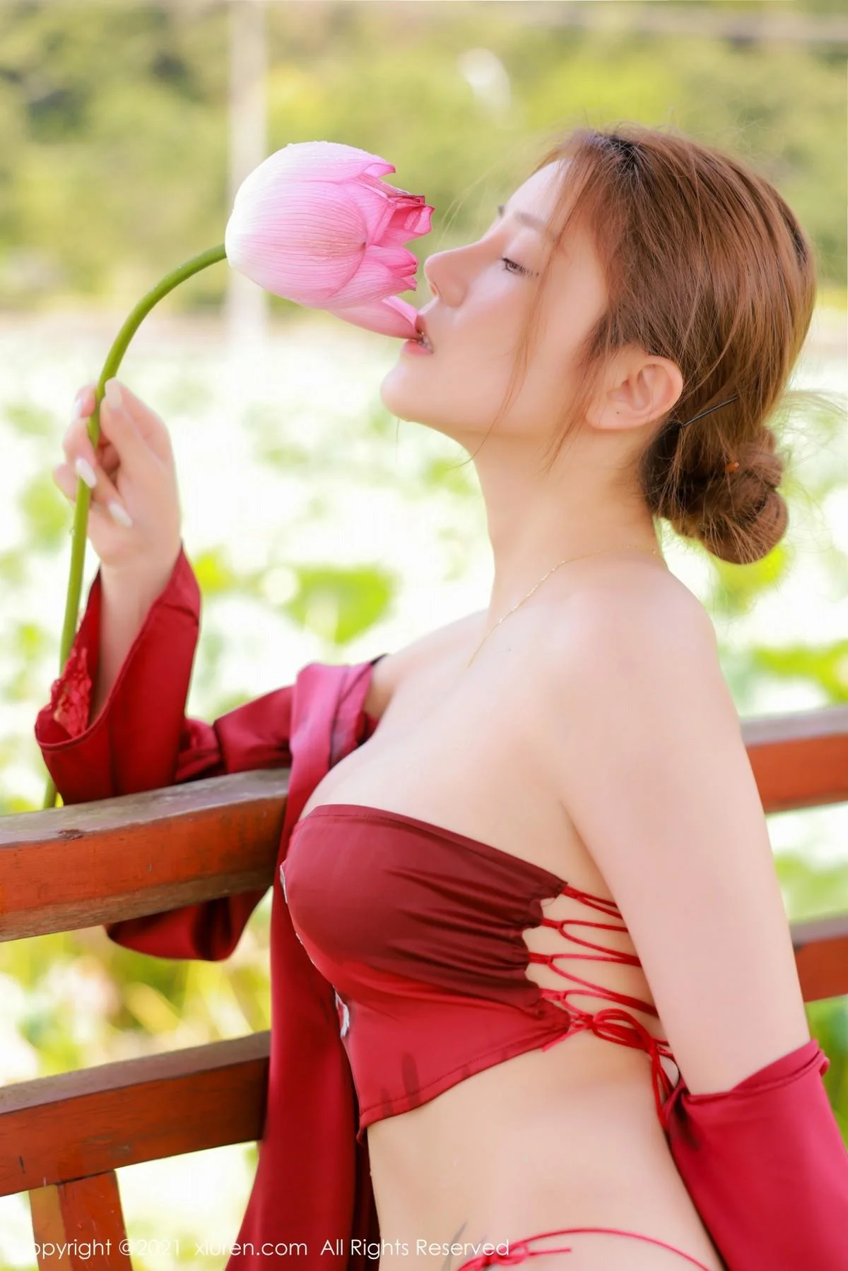 夏西CiCi荷花园主题脱古风服饰露豪乳荷花遮点撩人绝美写真 第 15 张
