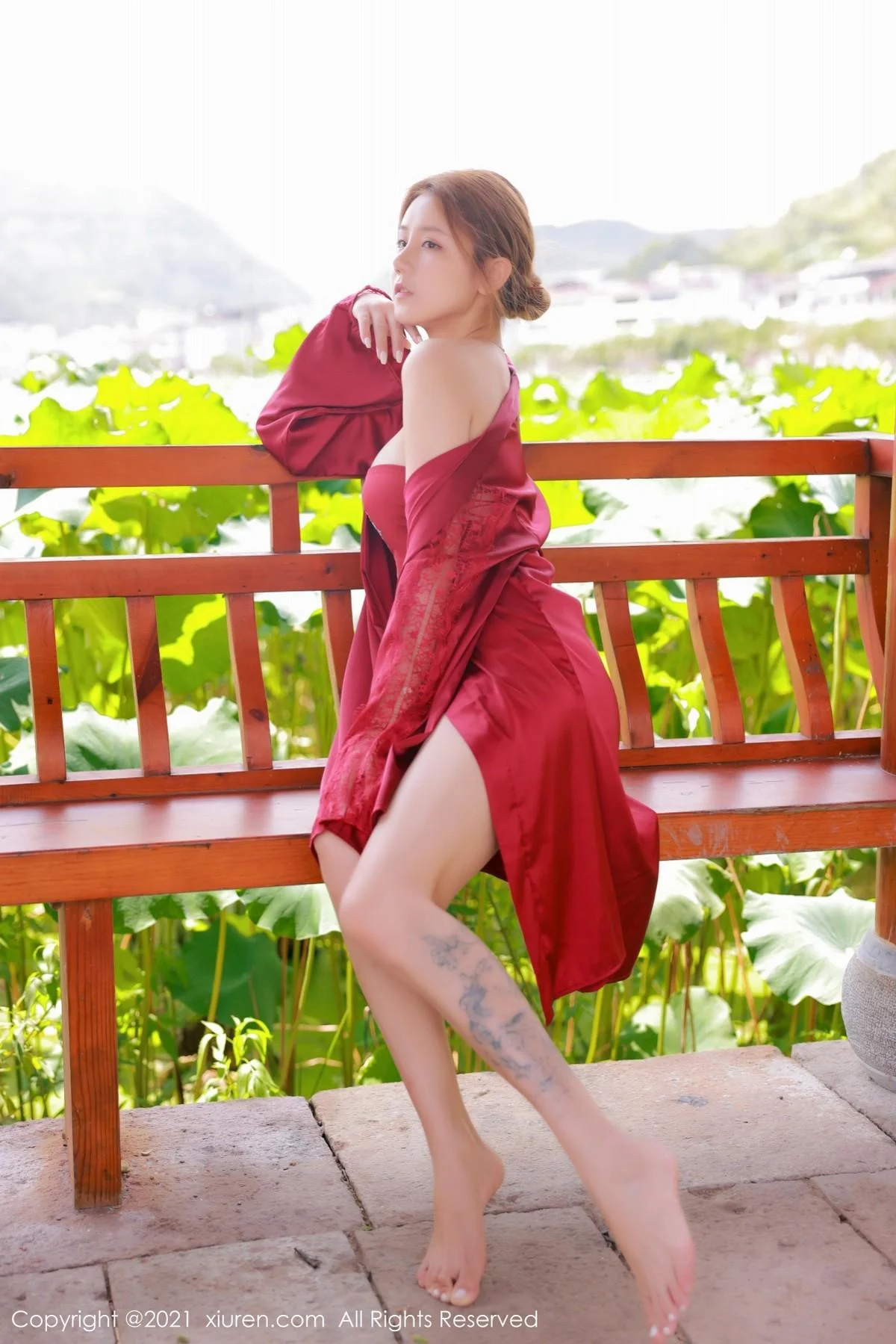 夏西CiCi荷花园主题脱古风服饰露豪乳荷花遮点撩人绝美写真 第 2 张