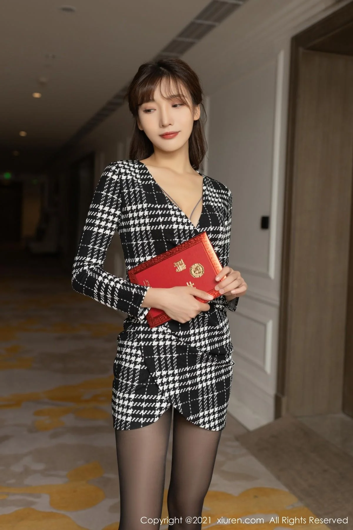 陆萱萱重庆旅拍私房半脱露灰色精致内衣配开档黑丝绝美写真 第 2 张