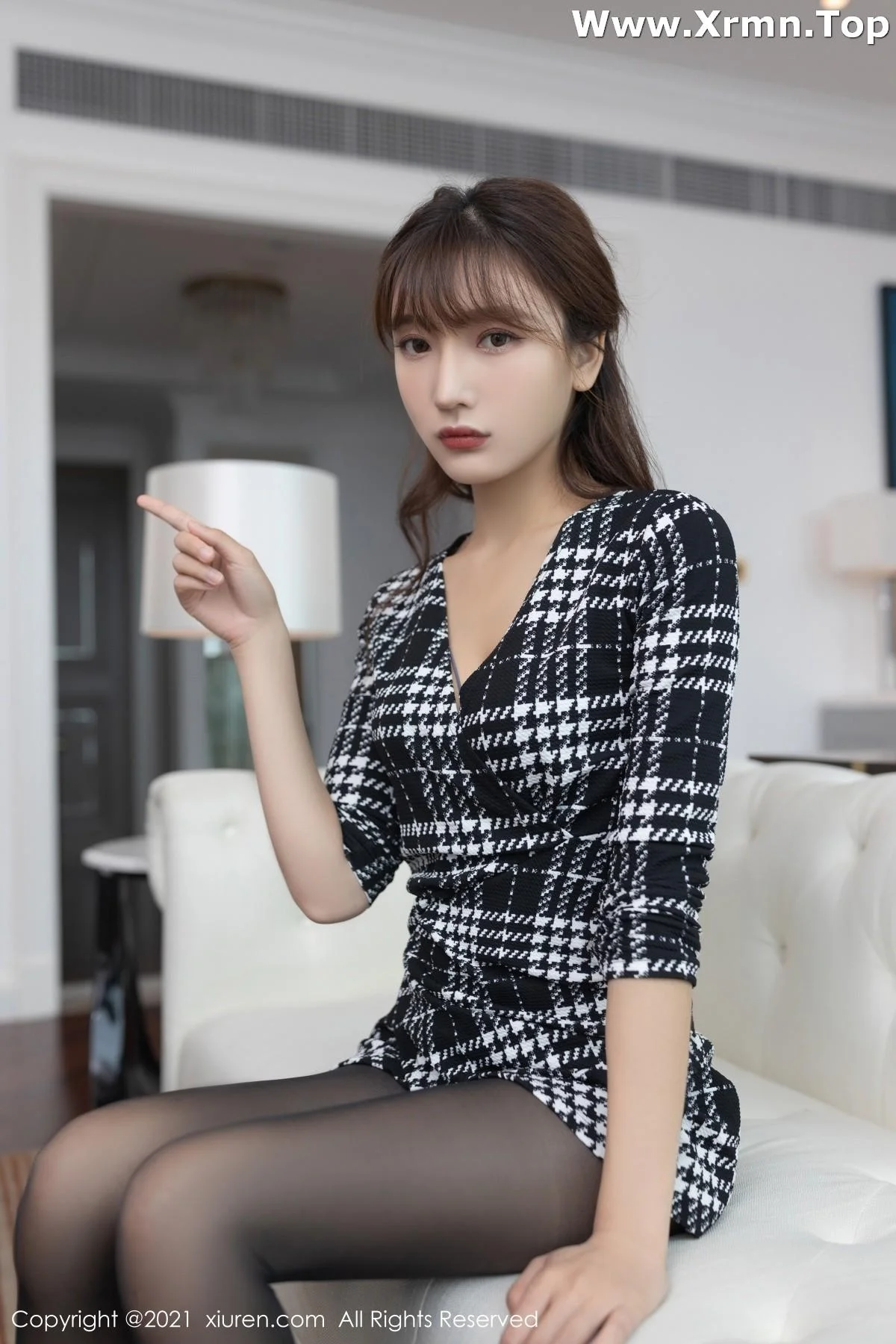 陆萱萱重庆旅拍私房半脱露灰色精致内衣配开档黑丝绝美写真 第 22 张