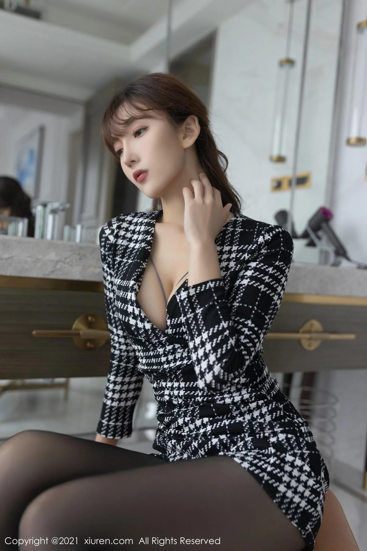 陆萱萱重庆旅拍私房半脱露灰色精致内衣配开档黑丝绝美写真 第 30 张