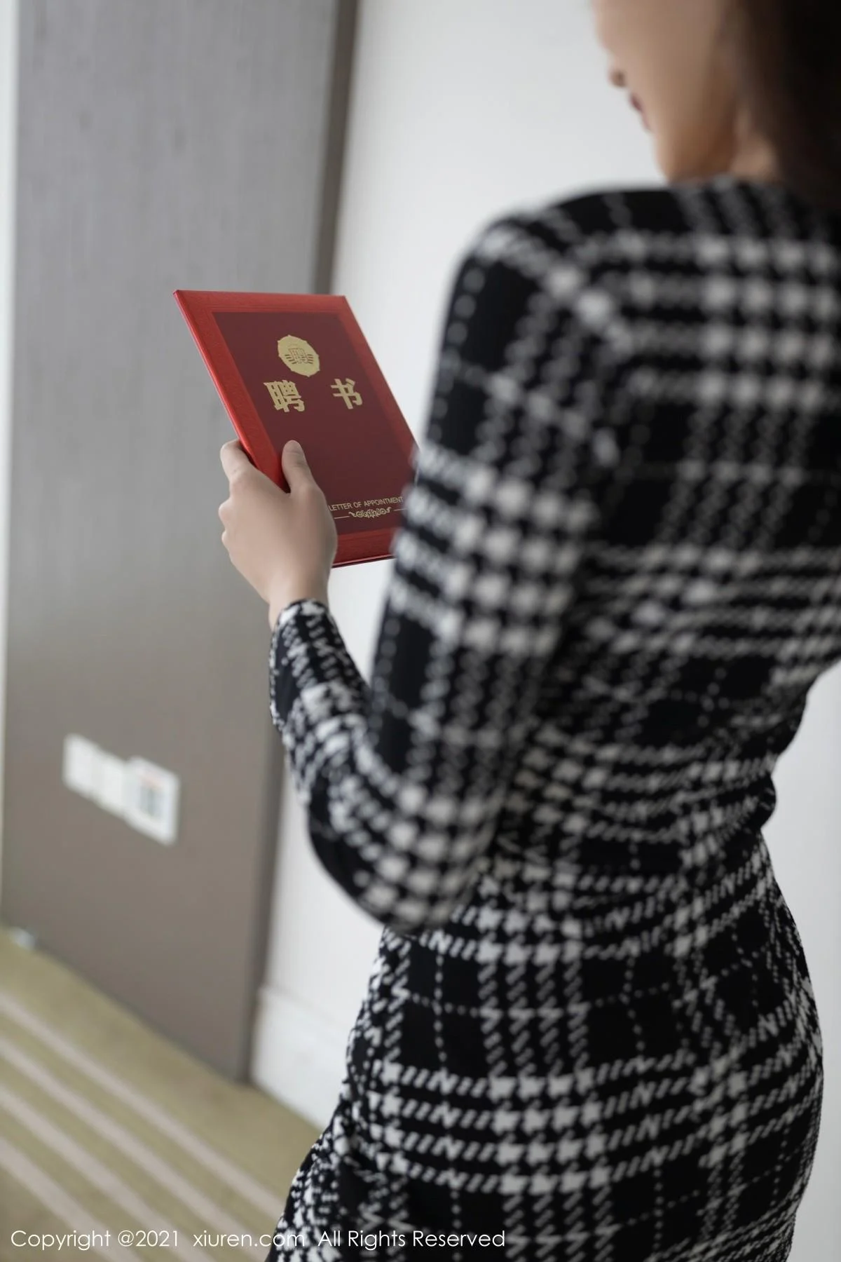 陆萱萱重庆旅拍私房半脱露灰色精致内衣配开档黑丝绝美写真 第 4 张