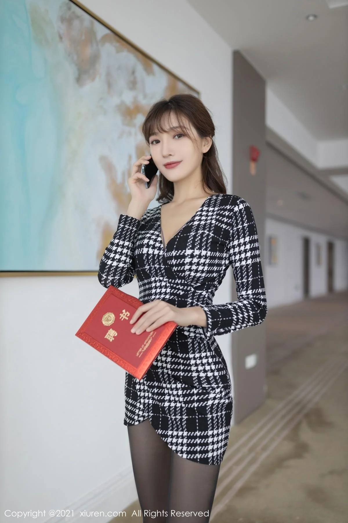 陆萱萱重庆旅拍私房半脱露灰色精致内衣配开档黑丝绝美写真 第 5 张
