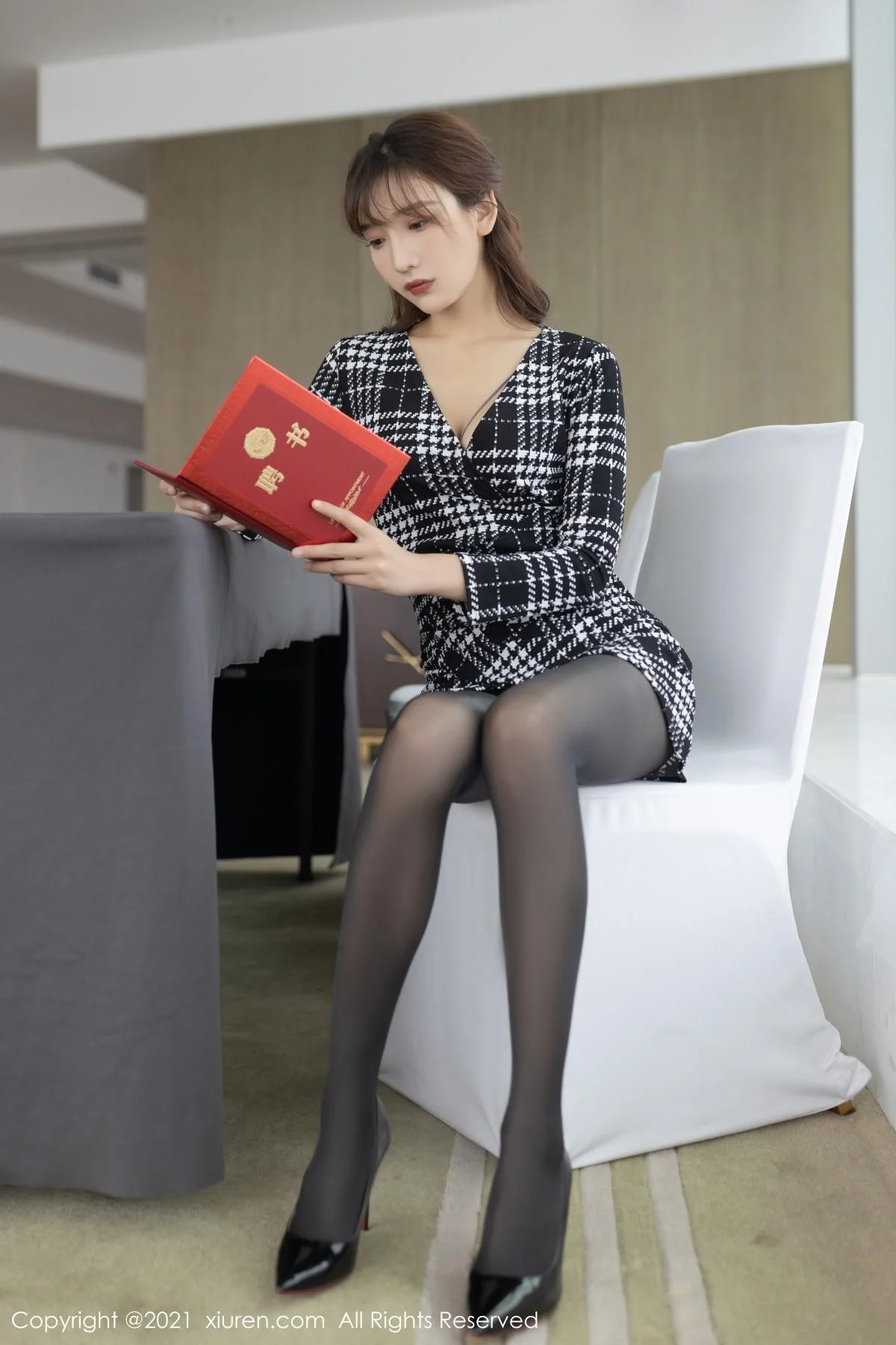陆萱萱重庆旅拍私房半脱露灰色精致内衣配开档黑丝绝美写真 第 6 张