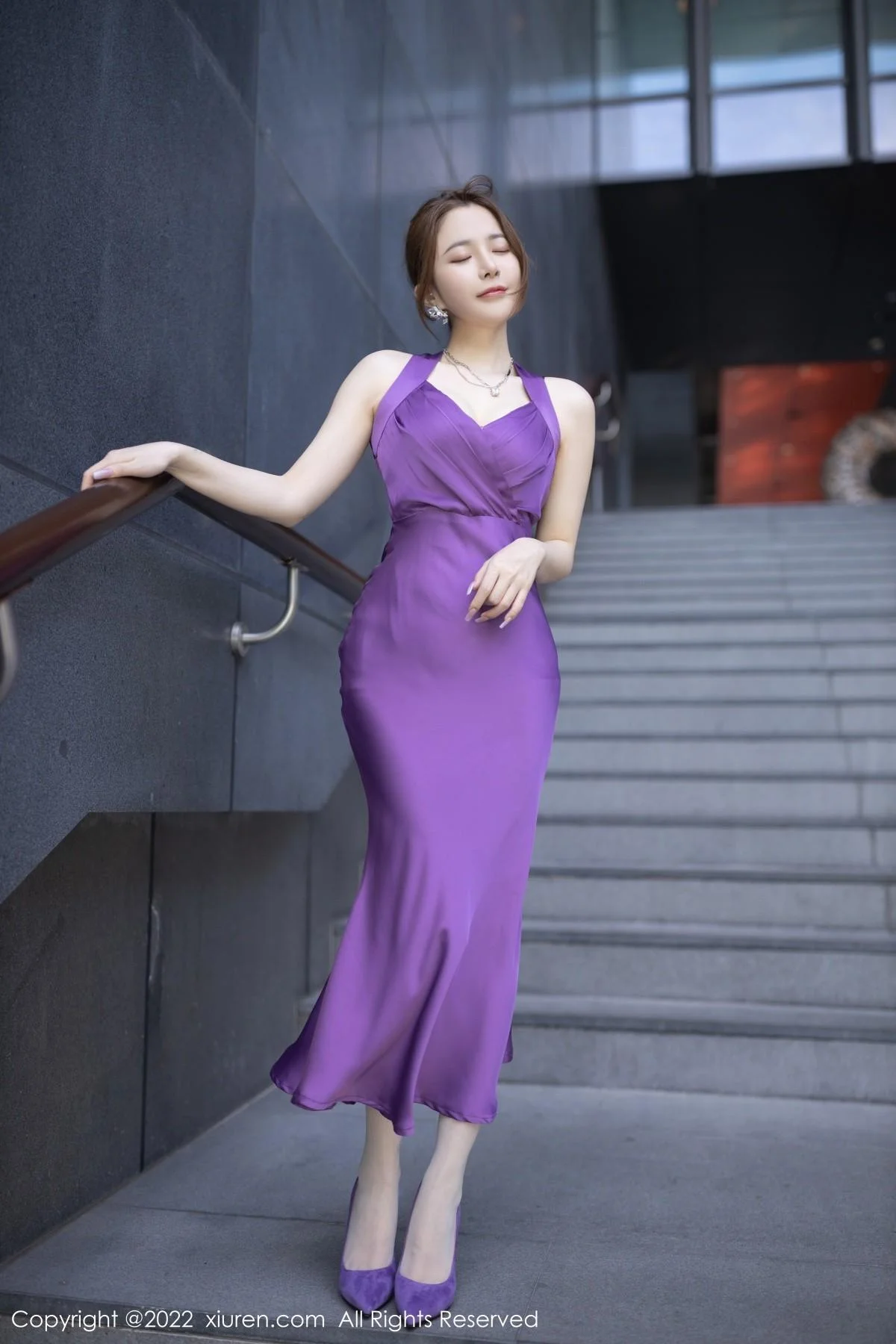 鱼子酱Fish三亚旅拍紫色连衣长裙配诱人原色丝袜绝美写真 第 3 张