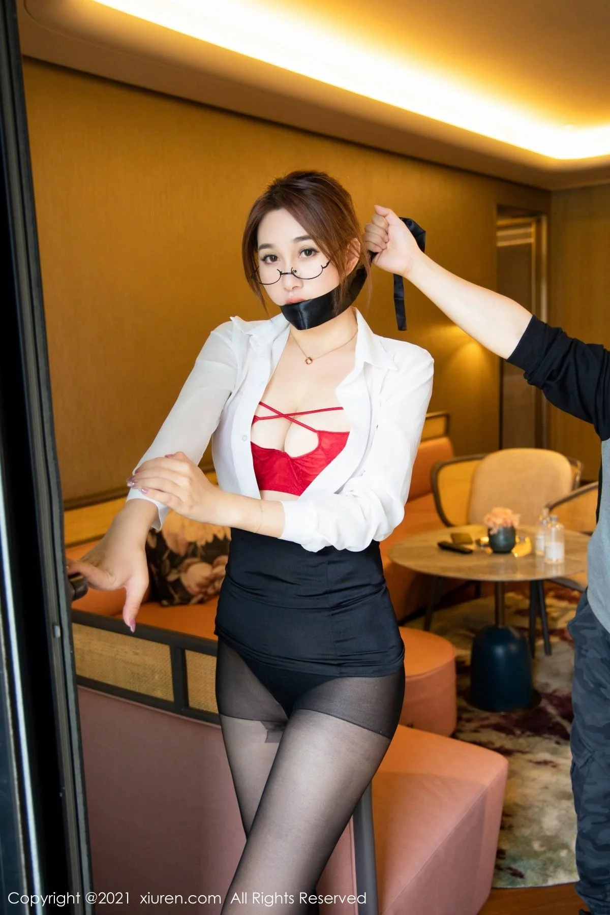 宥利眼镜秘书OL主题红色内衣配黑丝裤袜完美绝美写真 第 46 张