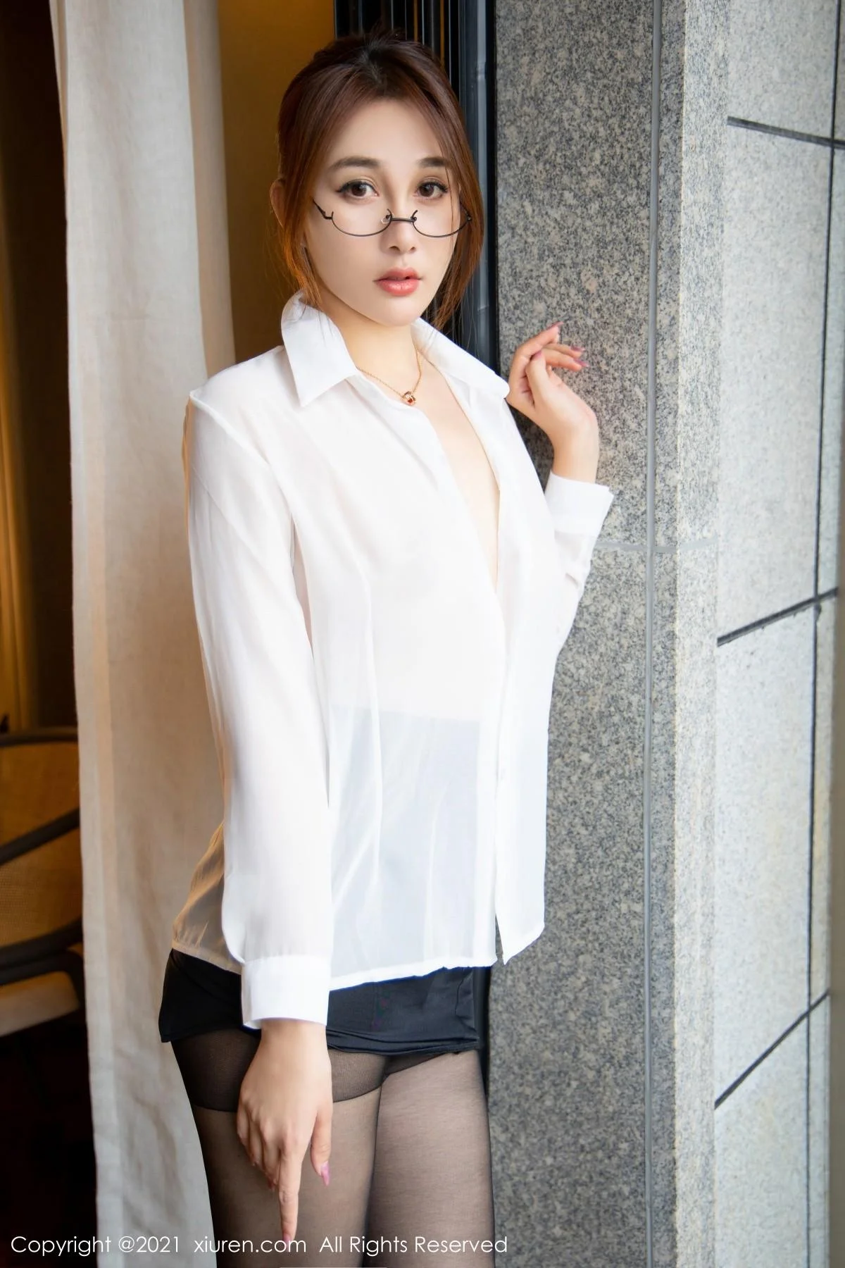 宥利眼镜秘书OL主题红色内衣配黑丝裤袜完美绝美写真 第 72 张