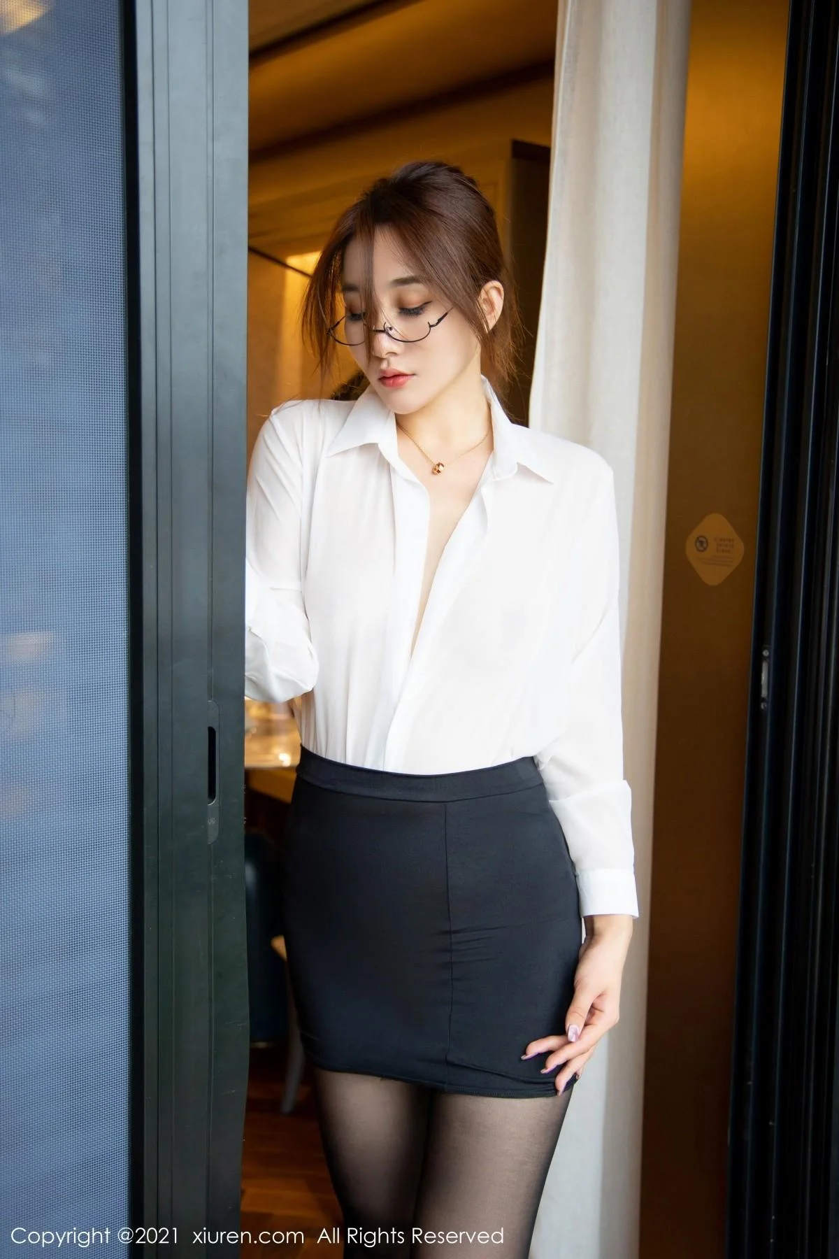 宥利眼镜秘书OL主题红色内衣配黑丝裤袜完美绝美写真 第 74 张