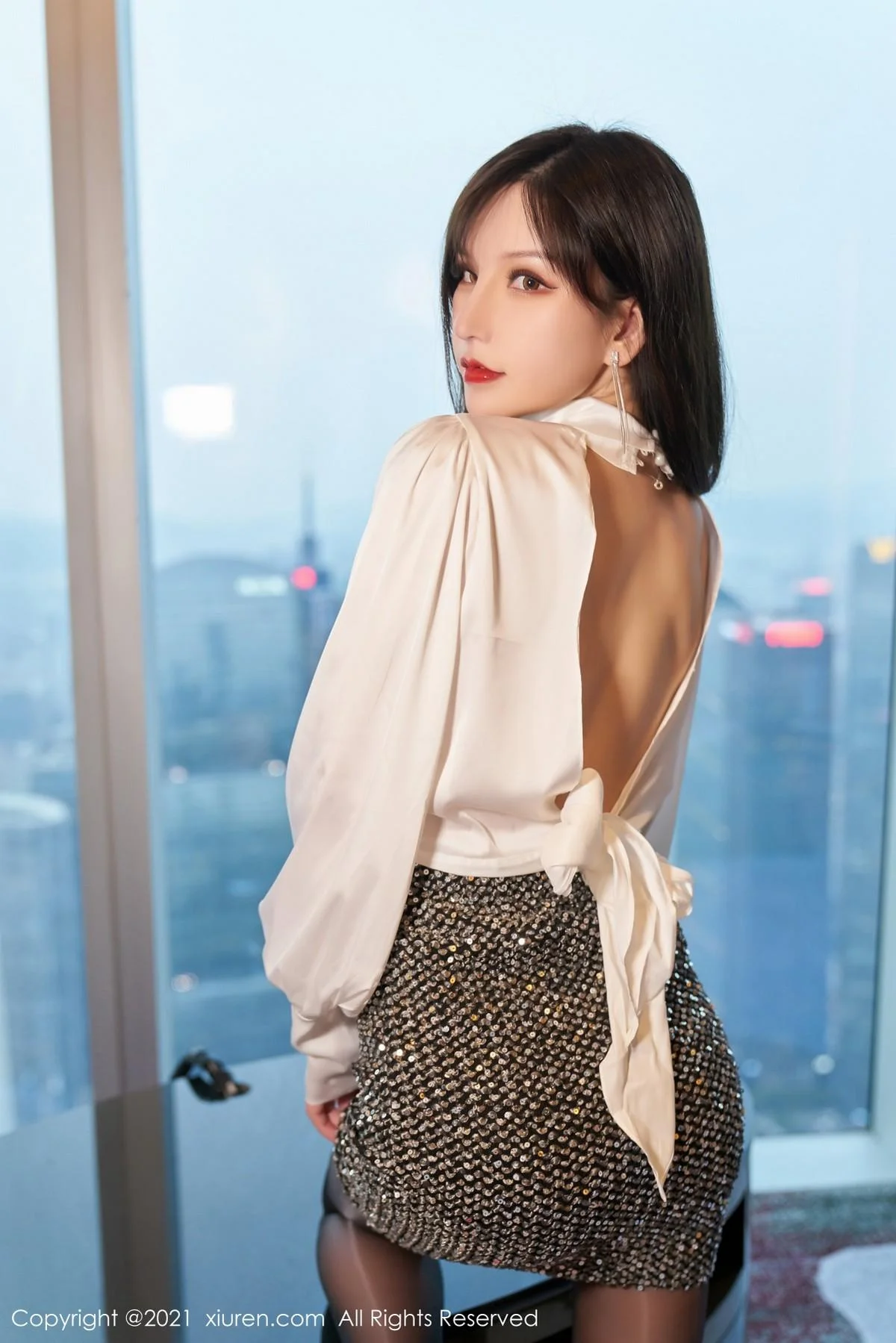 周于希Sandy都市OL主题短裙配黑丝裤袜半脱完美绝美写真 第 15 张