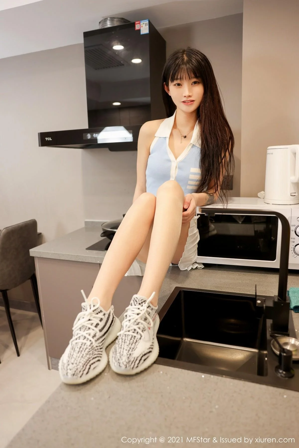77qiqi私房性感百褶裙配超薄肉丝裤袜清爽迷人写真 第 11 张