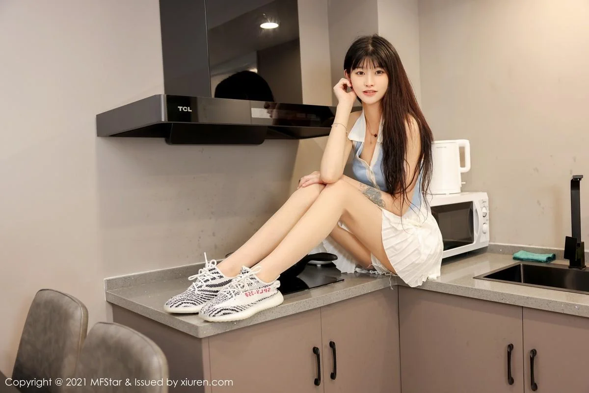 77qiqi私房性感百褶裙配超薄肉丝裤袜清爽迷人写真 第 17 张
